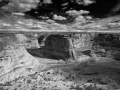 Photo du Canyon de Chelly dans l'Arizona en noir et blanc.