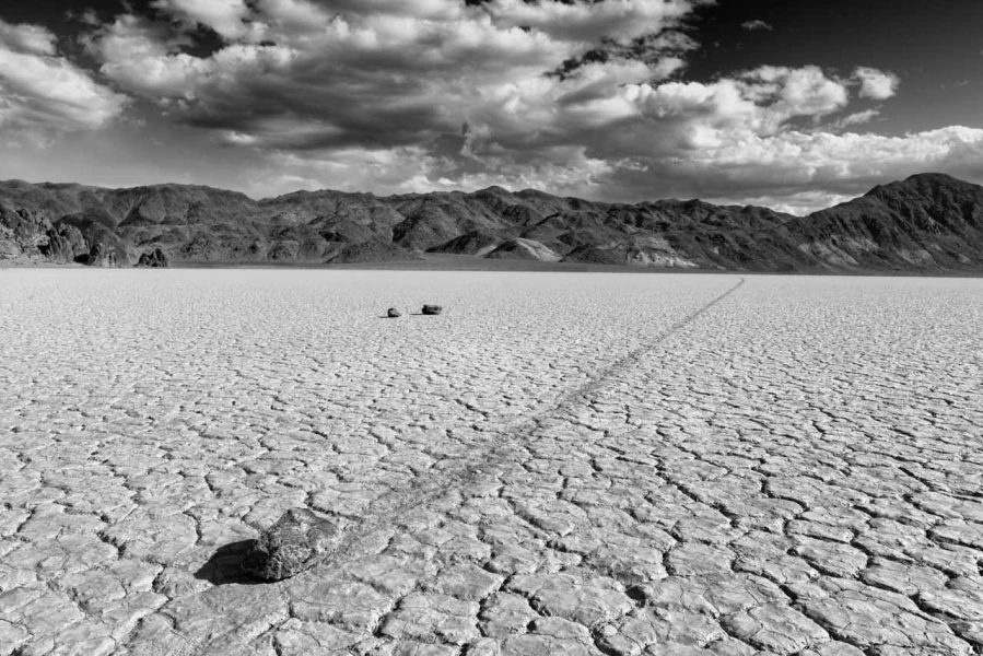 Les pierres qui bougent de Race Track Playa dans la Vallée de la Mort. Les pierres qui bougent de Race Track Playa dans la Vallée de la Mort.