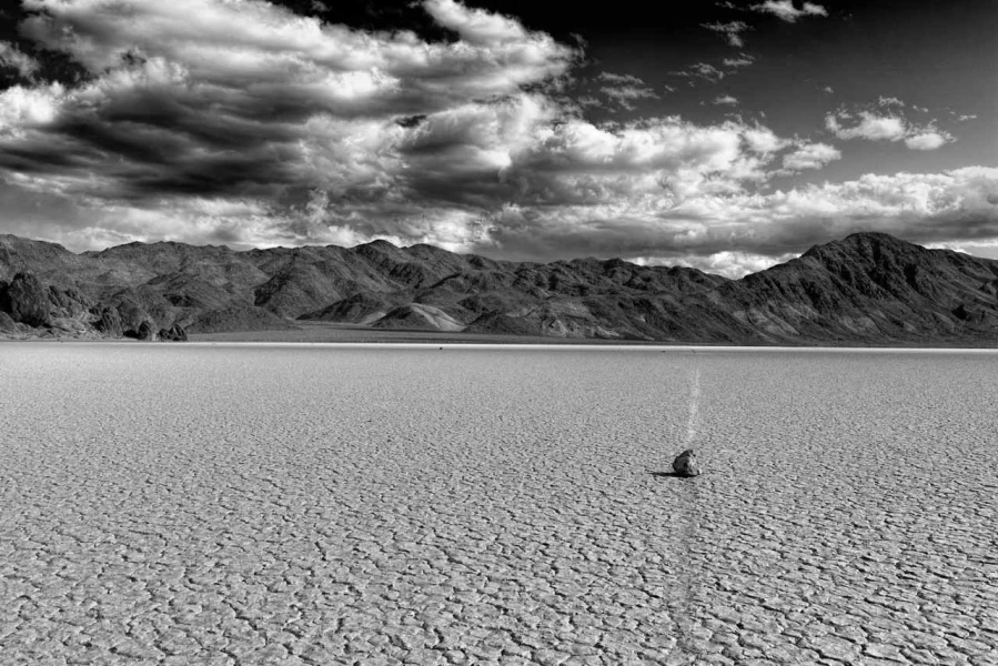 Les pierres qui bougent de Race Track Playa dans la Vallée de la Mort. Les pierres qui bougent de Race Track Playa dans la Vallée de la Mort.