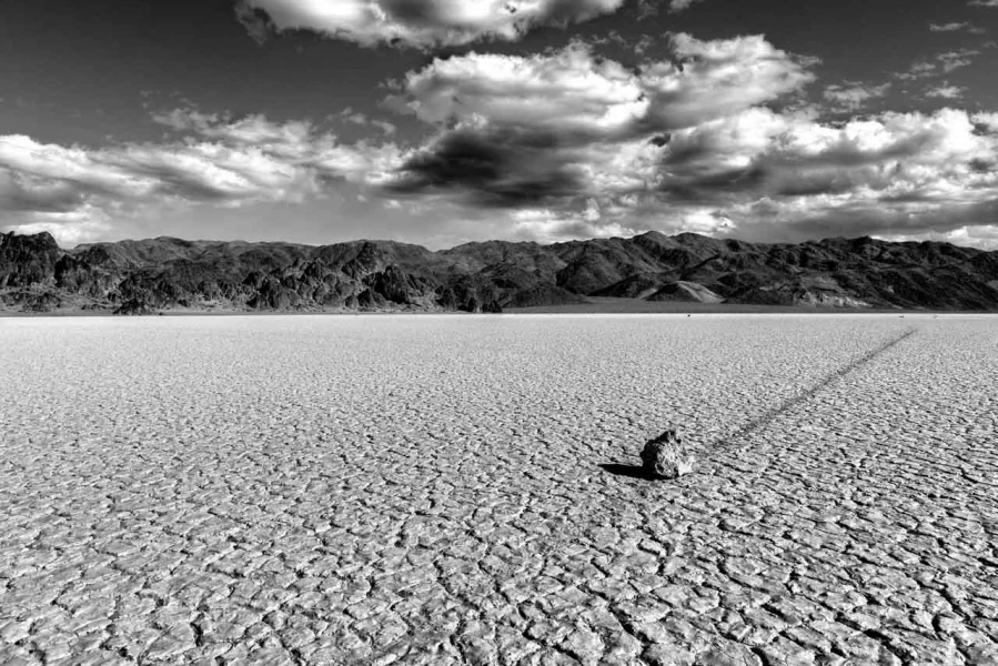 Les pierres qui bougent de Race Track Playa dans la Vallée de la Mort. Les pierres qui bougent de Race Track Playa dans la Vallée de la Mort.