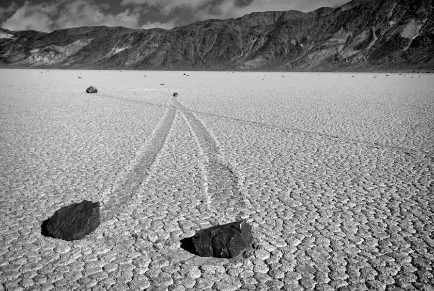 Les pierres qui bougent de Race Track Playa dans la Vallée de la Mort. Les pierres qui bougent de Race Track Playa dans la Vallée de la Mort.