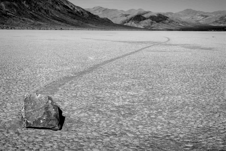 Les pierres qui bougent de Race Track Playa dans la Vallée de la Mort. Les pierres qui bougent de Race Track Playa dans la Vallée de la Mort.