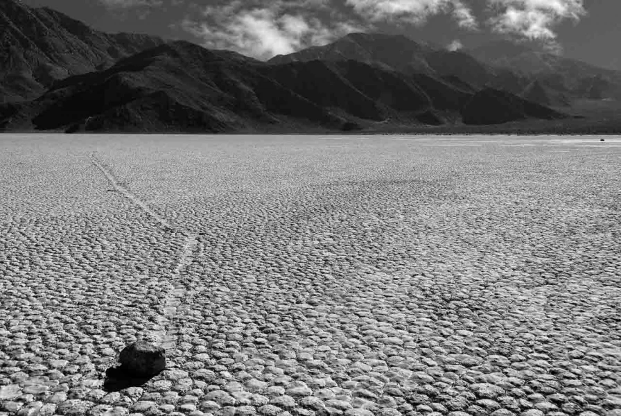 Les pierres qui bougent de Race Track Playa dans la Vallée de la Mort. Les pierres qui bougent de Race Track Playa dans la Vallée de la Mort.