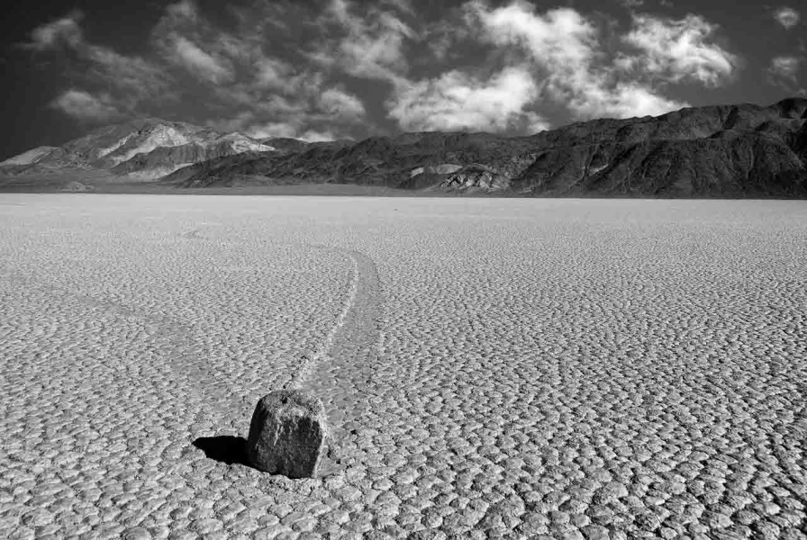 Les pierres qui bougent de Race Track Playa dans la Vallée de la Mort. Les pierres qui bougent de Race Track Playa dans la Vallée de la Mort.