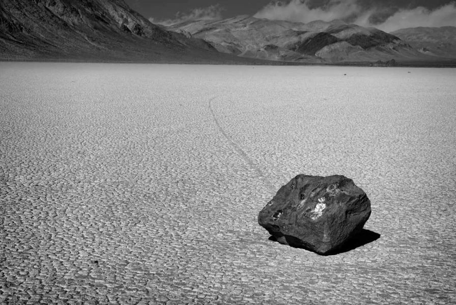 Les pierres qui bougent de Race Track Playa dans la Vallée de la Mort. Les pierres qui bougent de Race Track Playa dans la Vallée de la Mort.