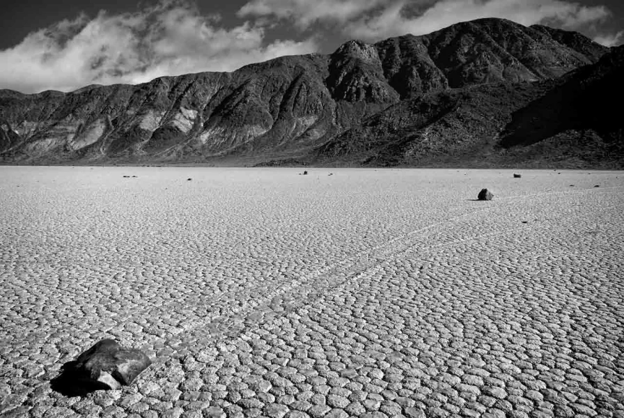 Les pierres qui bougent de Race Track Playa dans la Vallée de la Mort. Les pierres qui bougent de Race Track Playa dans la Vallée de la Mort.