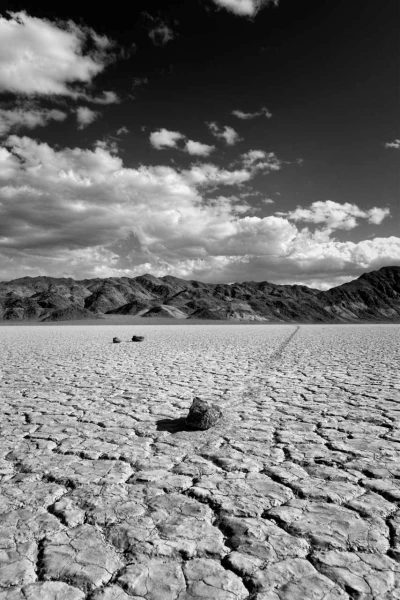 Les pierres qui bougent de Race Track Playa dans la Vallée de la Mort. Les pierres qui bougent de Race Track Playa dans la Vallée de la Mort.