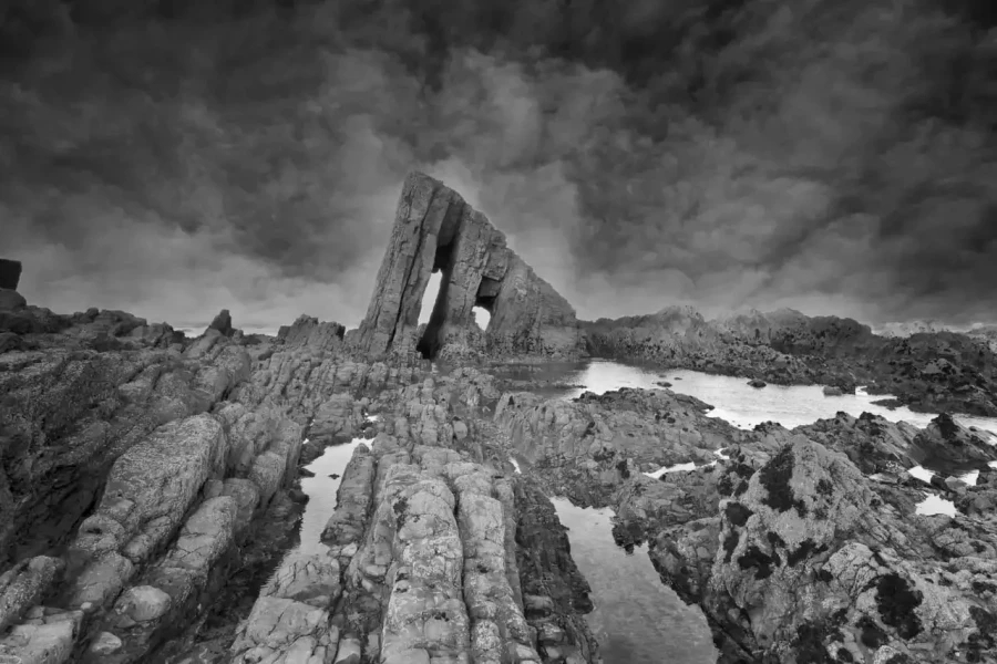 Paysage c&ocirc;tier des Asturies en Espagne. Les vagues de l'oc&eacute;an Atlantique se brisent sur les rochers ou les falaises.