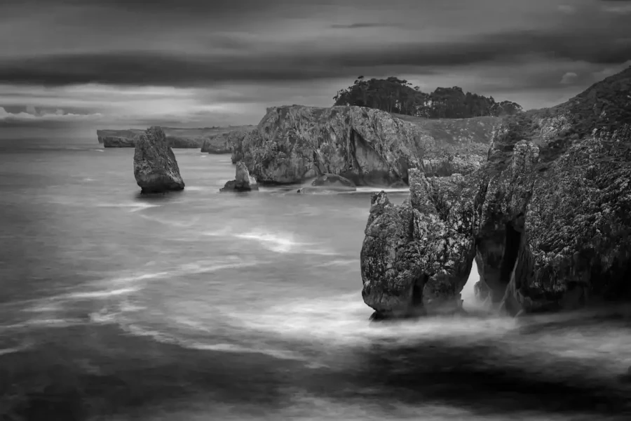 Paysage c&ocirc;tier des Asturies en Espagne. Les vagues de l'oc&eacute;an Atlantique se brisent sur les rochers ou les falaises.