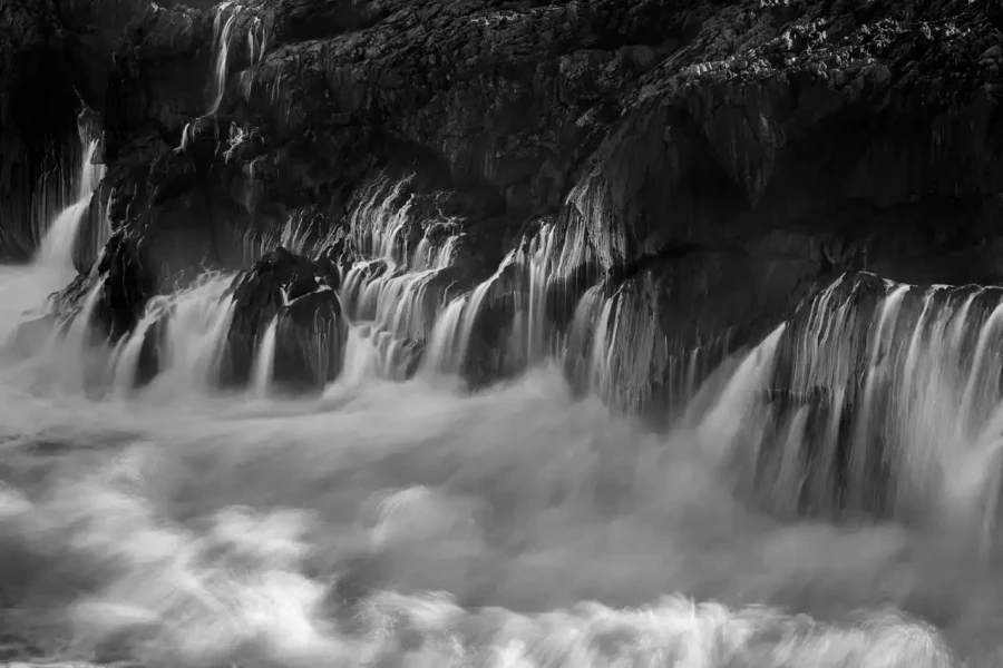 Paysage c&ocirc;tier des Asturies en Espagne. Les vagues de l'oc&eacute;an Atlantique se brisent sur les rochers ou les falaises.