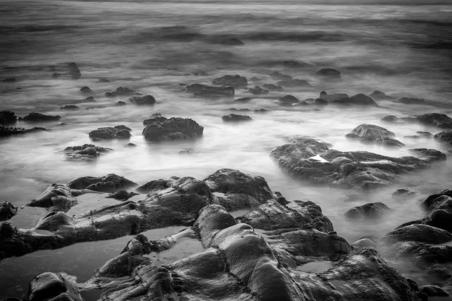 Paysage c&ocirc;tier des Asturies en Espagne. Les vagues de l'oc&eacute;an Atlantique se brisent sur les rochers ou les falaises.