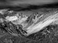Paysage du Queyras dans les Hautes-Alpes en France en noir et blanc.
