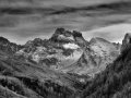 Paysage du Queyras dans les Hautes-Alpes en France en noir et blanc.