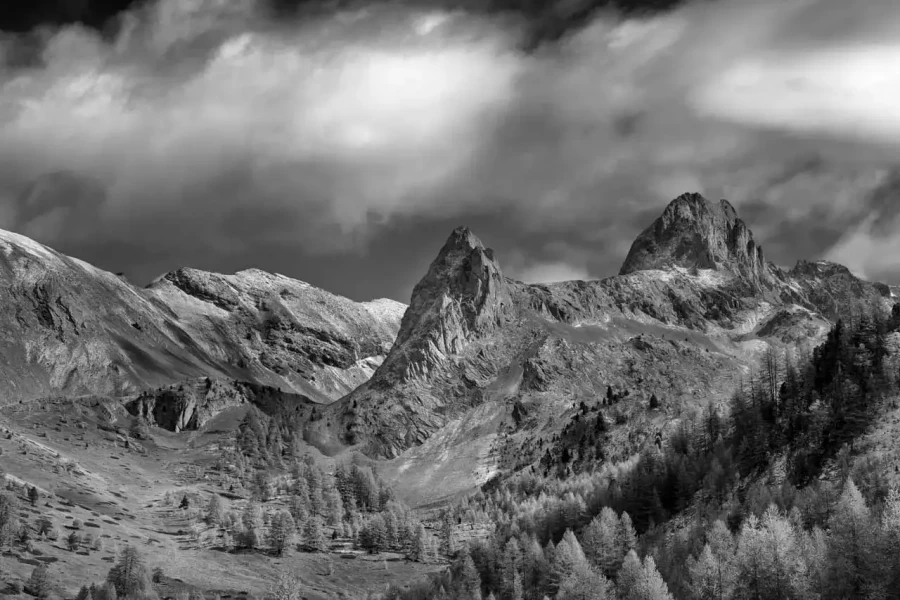 Paysage du Queyras dans les Hautes-Alpes en France en noir et blanc.