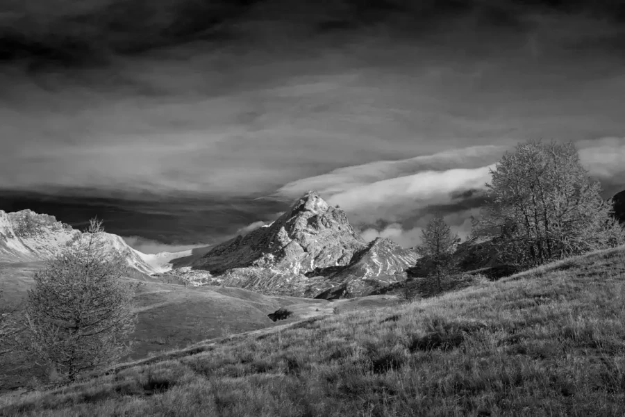 Paysage du Queyras dans les Hautes-Alpes en France en noir et blanc.
