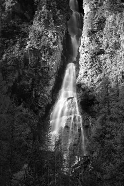 Paysage du Queyras dans les Hautes-Alpes en France en noir et blanc.