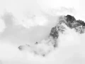 Paysage du Queyras dans les Hautes-Alpes en France en noir et blanc.