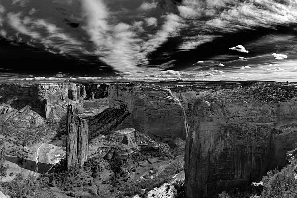 Spider Rock dans le Canyon de Challey en noir et blanc. Photographie par Amar Guillen, artiste photographe.