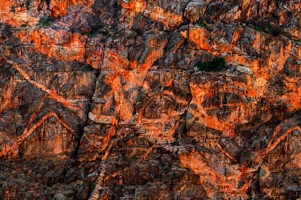 Photographie conceptuelle et abstraite de marques dans des roches vieilles de 1,7 milliard d'années. Photographie par Amar Guillen, artiste photographe.