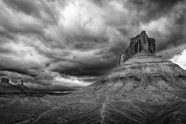 Paysage de Castle Valley dans l'état de l'Utah aux Etats-Unis. Photographie d'art en noir et blanc par Amar Guillen, artiste photographe.