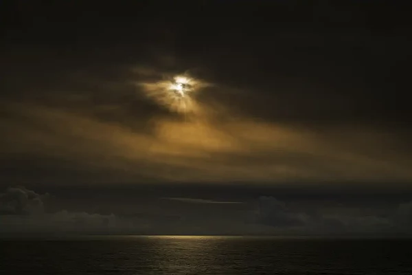 ULever de soleil sur l'océan atlantique depuis la pointe du Raz dans le finistère sud en Bretagne. Photographie d'art en couleur par Amar Guillen, artiste photographe.