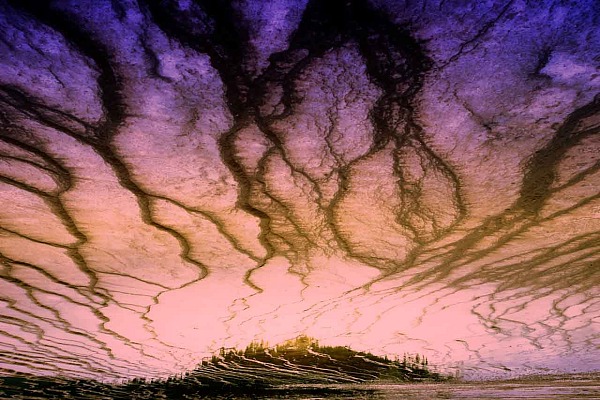 Photographie conceptuelle en couleur créé avec la reflection sur l'eau dans le Yellowstone. Amar Guillen, photographe artiste.