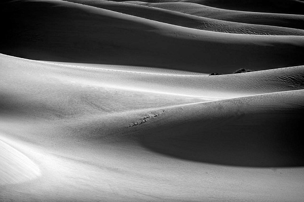 Cette photographie de dunes de sable dans la vallée de la Mort en Californie est un exemple de photographie rythmée.