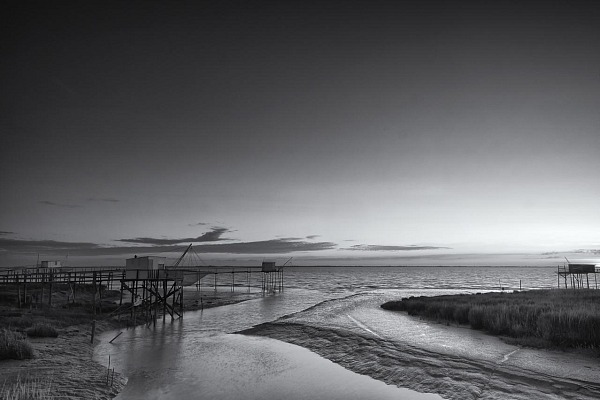 Paysage de la côte de la Charente-Maritime, estuaire de la Gironde en noir et blanc. Photo par Amar Guillen, artiste photographe.