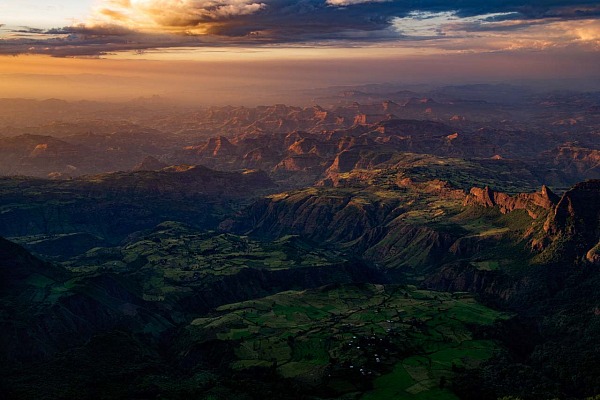 Paysage des Monts Simien en Ethiopie en couleur. Photographie par Amar Guillen, artiste photographe.