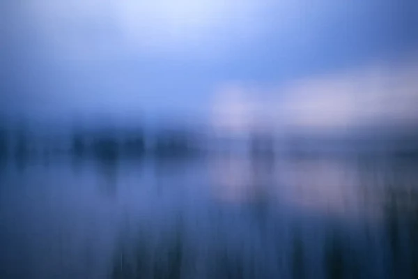 Un étang de la Dombes photographié en ICM dans le style Impression. Photographie d'art en couleur par Amar Guillen, artiste photographe.