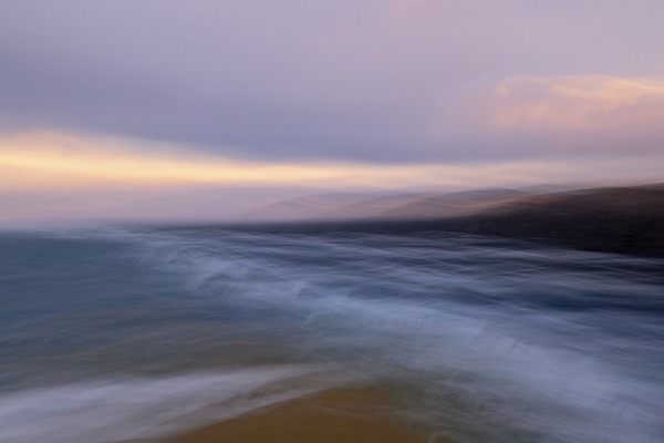 Un paysage côtier de l'Ecosse en couleur avec un effet artistique. Photographie d'art dans le style impression par Amar Guillen, artiste photographe.