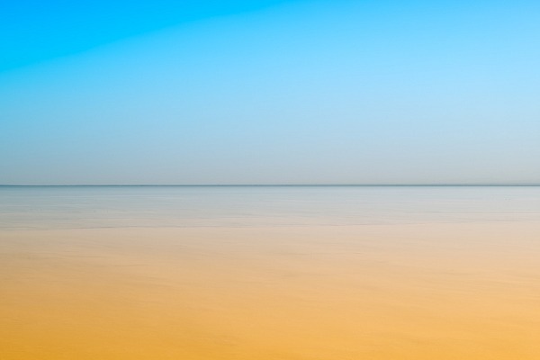 Photographie conceptuelle et symbolique de l'horizon. Vaguelettes à la surface de l'eau. Photographie par Amar Guillen, artiste photographe.