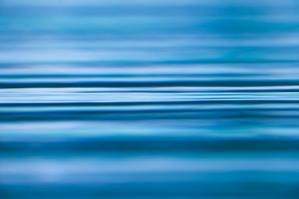 Cette photographie artistique de vagues sur l'eau fait partie de la collection de photos d'art 'Mondes parallèles'.