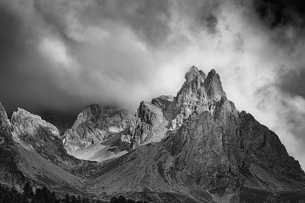 Paysage de la vallée de la Clarée en noir et blanc. La main de Crépin. Photographie d'art en noir et blanc par Amar Guillen, artiste photographe.