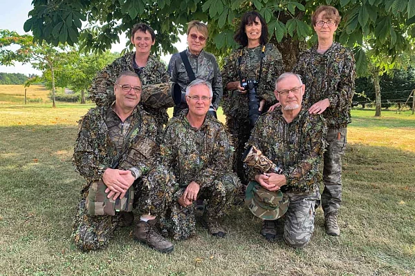 Les participants au stage de photo animalière en affûts flottants du 26 juin 2021 en Dombes. Accroupis : Jean-Jacques, Bernard et Michel. Debout : Patricia, Josiane, Nicole et Joëlle.