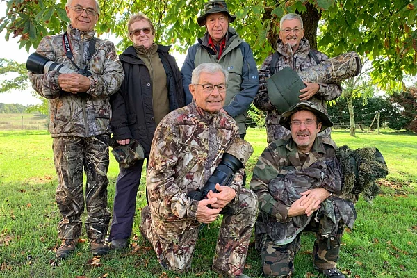 Les participants au stage de photo animalière brame du cerf du 20 septembre 2019 en Charente-Maritime. A genoux : Guy et Philippe. Debout : Daniel, Nelly, Jean-Pierre et Gilles.