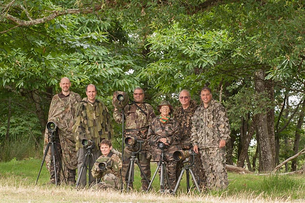 Stagiaires et animateur du voyage photo animalière en Charente-Maritime en juillet 2014. Photographier les cerfs et les biches élaphe, les sangliers, les chevreuils des forêts de la Charente-Maritime.
