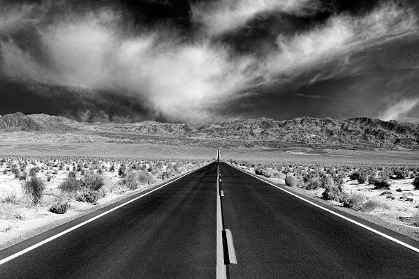 Road in Californie towards Death Valley. Photograph by Amar Guillen, photographer artist.