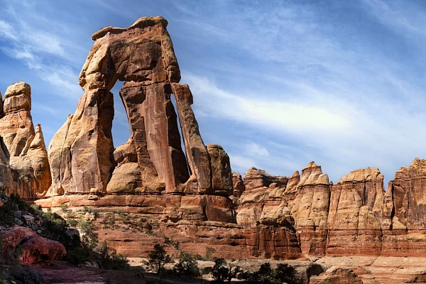 Druid Arch dans Needles, parc national des Canyonlands dans l'Utah. Photographie d'art en couleur par Amar Guillen, artiste photographe.