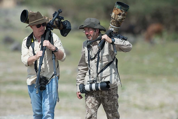 Deux photographes animalier portant des appareils photo pendant un stage en Ethiopie.